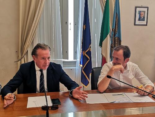 Il governatore del Friuli Venezia Giulia, Massimiliano Fedriga, e l'assessore alla difesa dell'ambiente, all'energia e sviluppo sostenibile, Fabio Scoccimarro, durante l'incontro con le Rsu della ferriera di Servola.